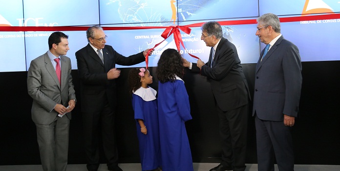 O presidente do TCEMG, conselheiro Sebastião Helvecio, descerrou a fita inaugural da sala de situação do novo prédio Central Suricato de Fiscalização Integrada, Inteligência e Inovação, ao lado do governador do Estado, Fernando Pimentel 